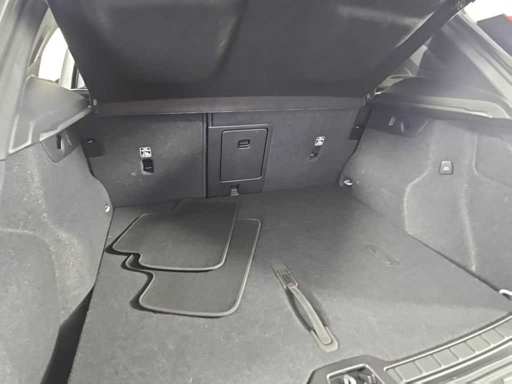 Certified 2025 Volvo XC40 B5 Plus AWD/4WD image 16