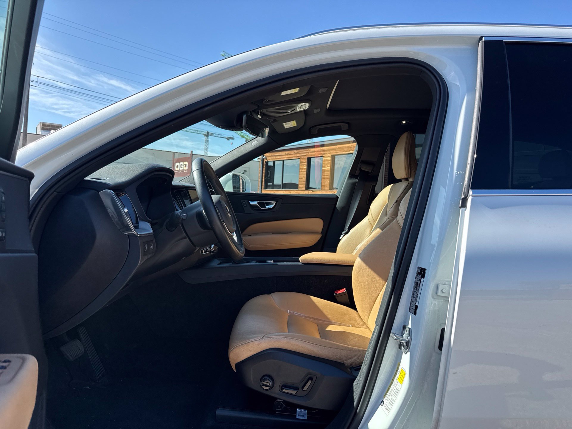 Used 2020 Volvo XC60 T5 Momentum w/ Protection Package Premier FWD image 9