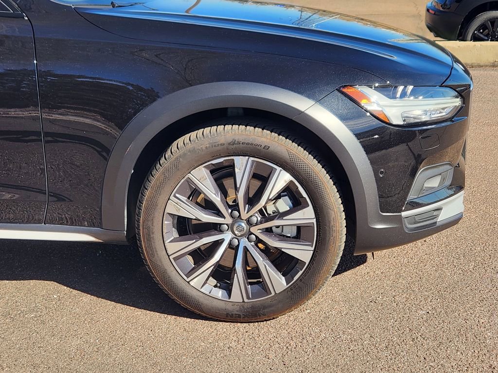 Used 2024 Volvo V90 B6 Cross Country Plus w/ Climate Package image 28