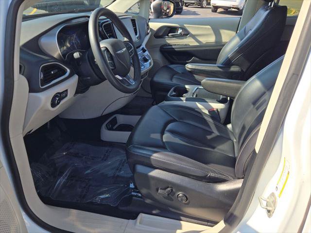 Certified 2023 Chrysler Pacifica Touring-L FWD image 4