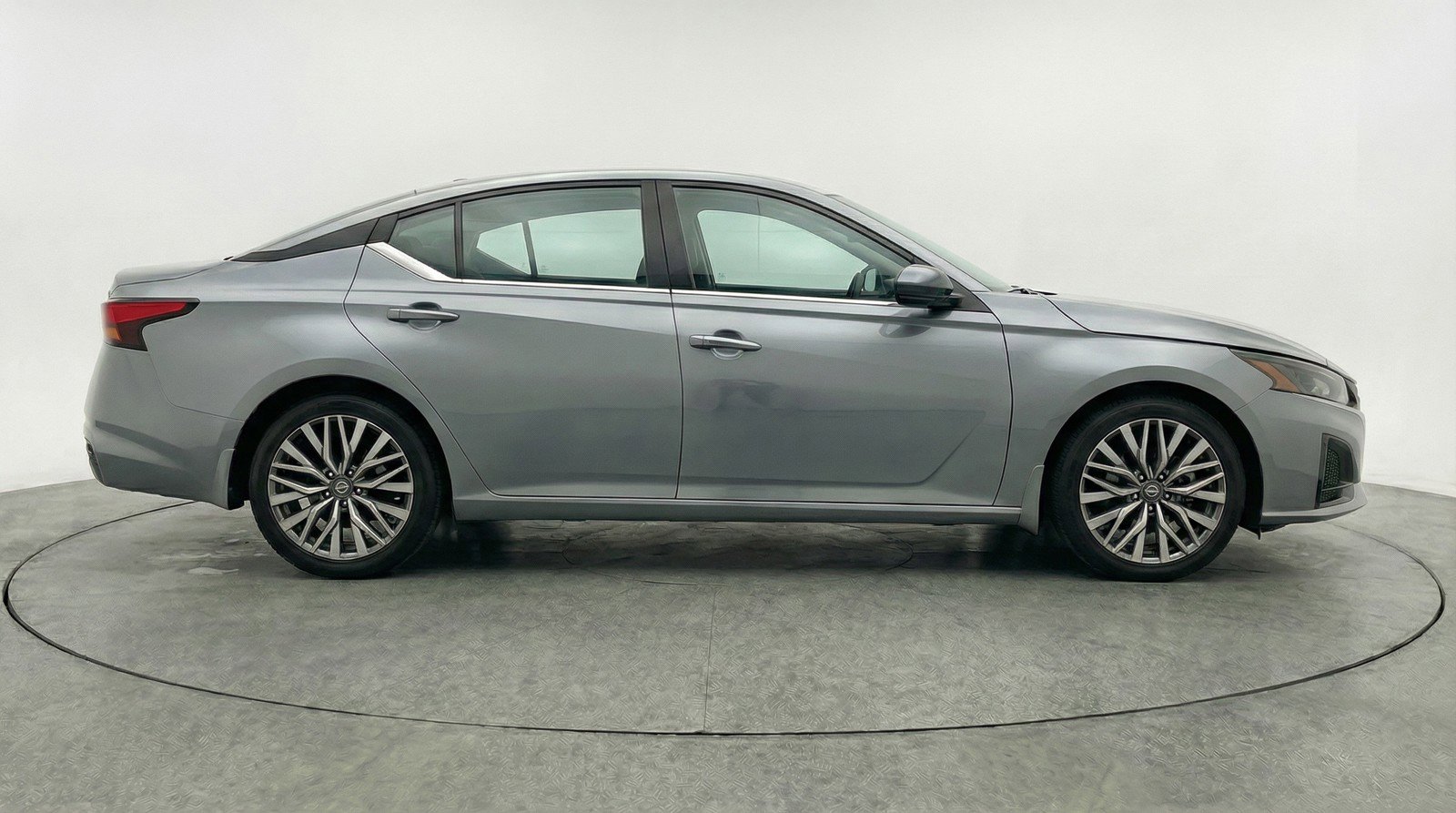 Used 2025 Nissan Altima 2.5 SV image 11