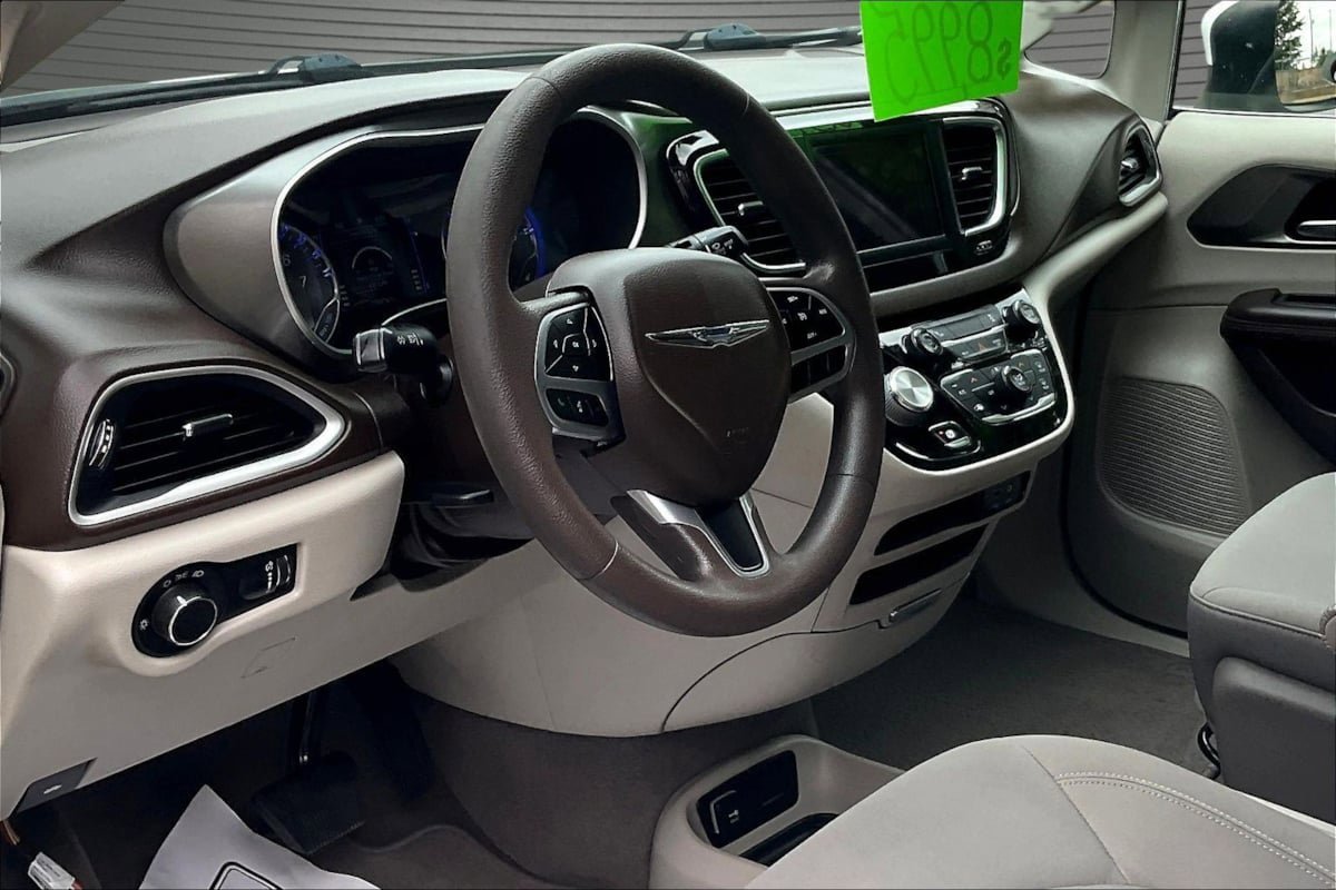 Used 2019 Chrysler Pacifica L FWD image 16
