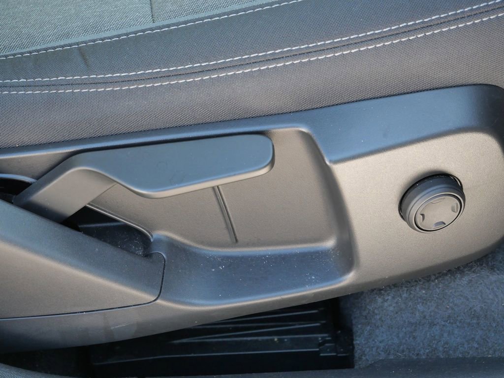 Used 2024 Volvo XC40 B5 Core image 18