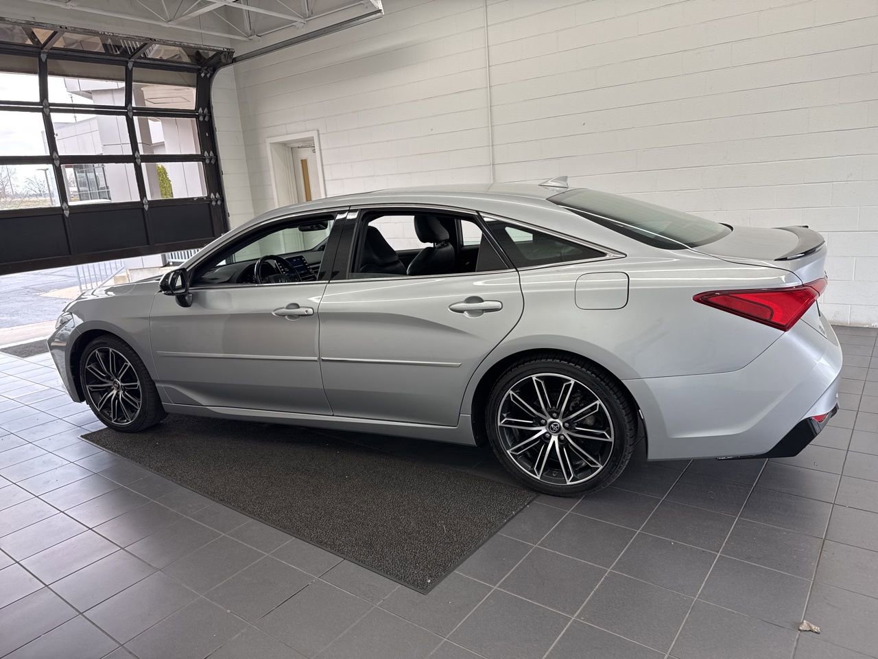 Used 2020 Toyota Avalon Touring w/ Advanced Safety Package image 5