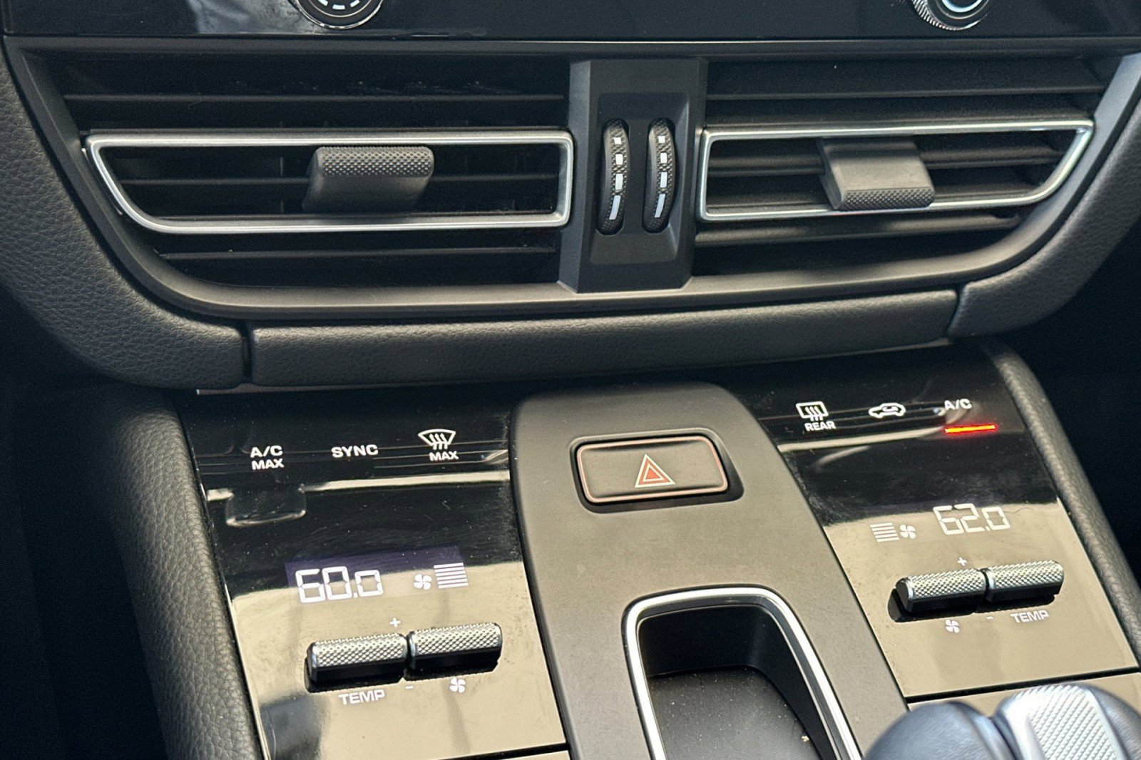 Certified 2022 Porsche Macan AWD/4WD image 21