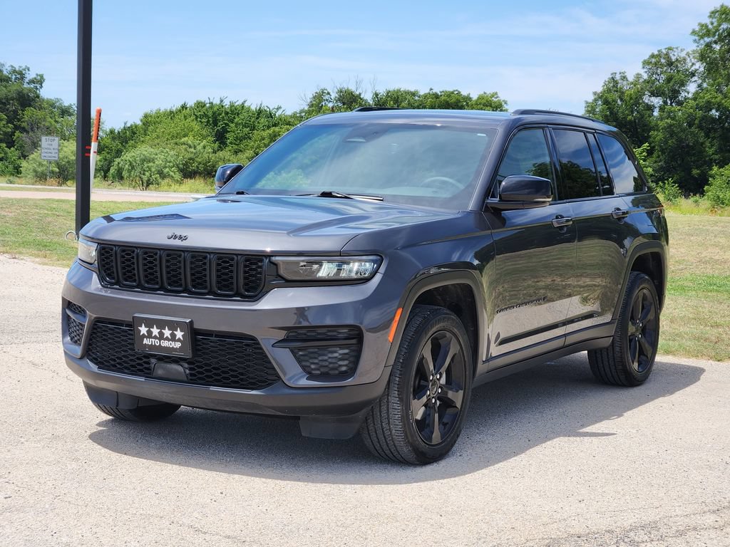 Used 2023 Jeep Grand Cherokee Altitude RWD image 3