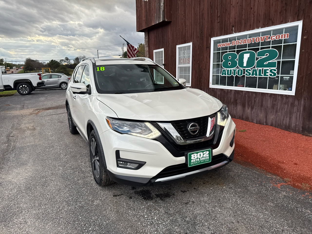 Used 2018 Nissan Rogue SL w/ Premium Package image 2