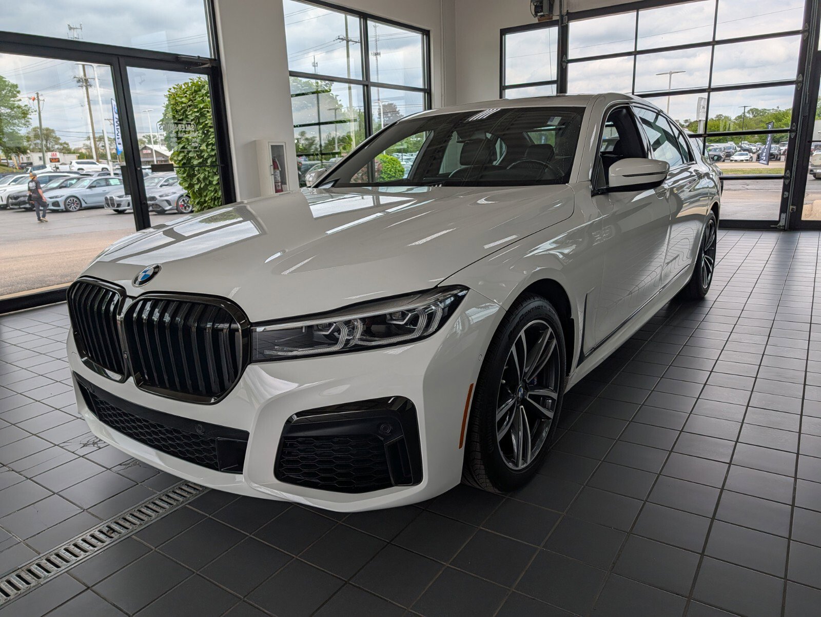 Used 2022 BMW 740i xDrive w/ M Sport Package AWD/4WD image 7