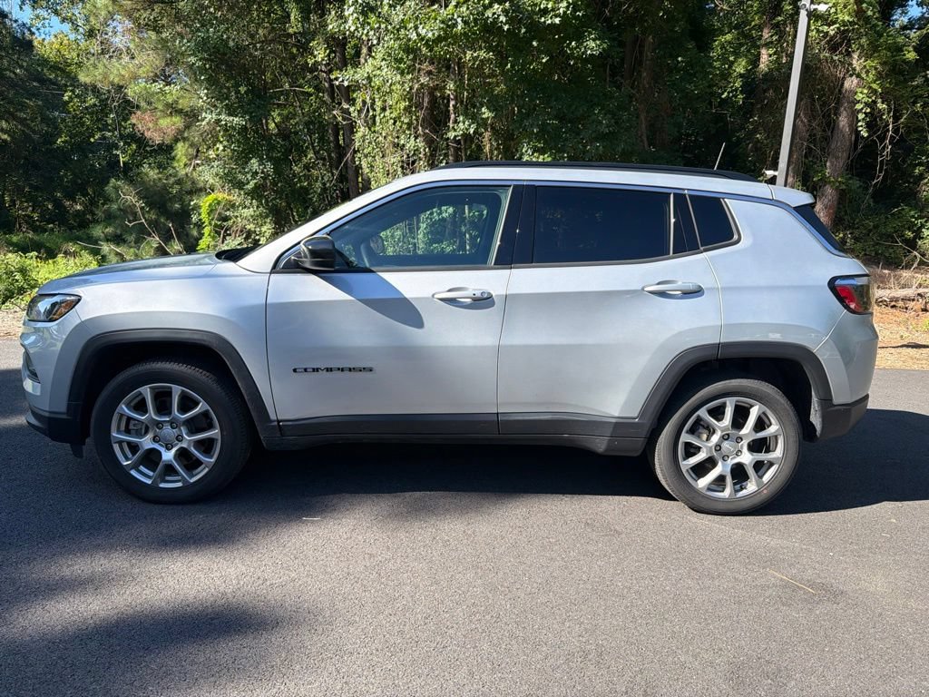 Certified 2024 Jeep Compass Latitude AWD/4WD image 2