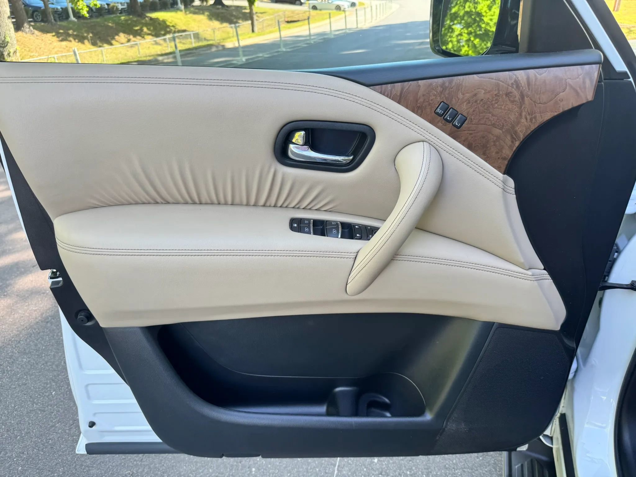 Used 2023 Nissan Armada SL w/ Captain's Chairs Package RWD image 16
