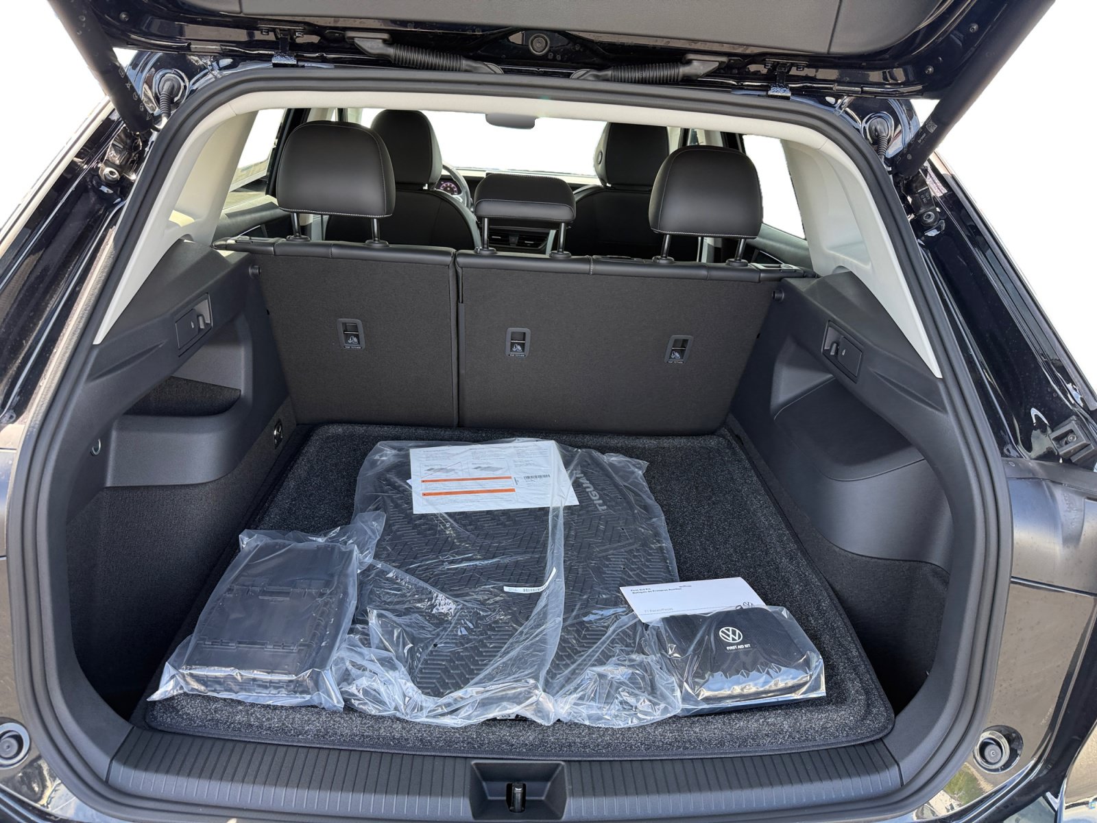 New 2026 Volkswagen Tiguan SE FWD image 17
