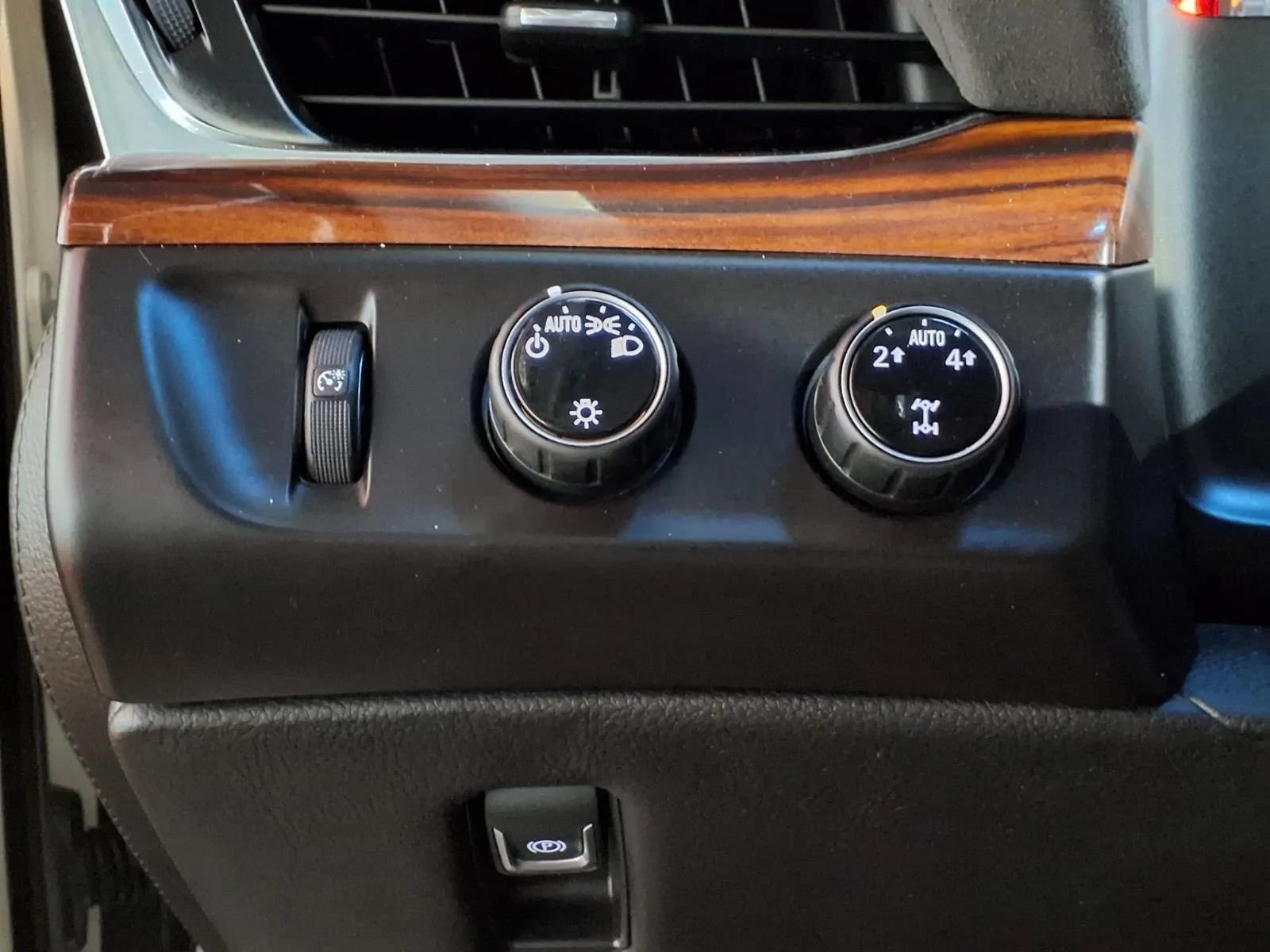 Used 2015 Cadillac Escalade Premium AWD/4WD image 21