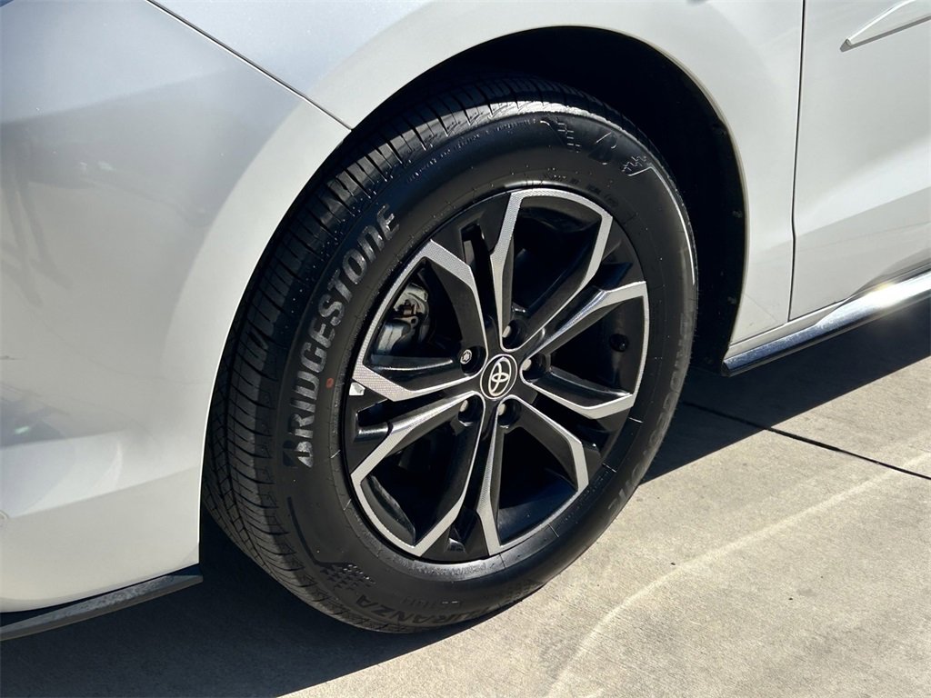 Used 2025 Toyota Sienna Platinum image 9