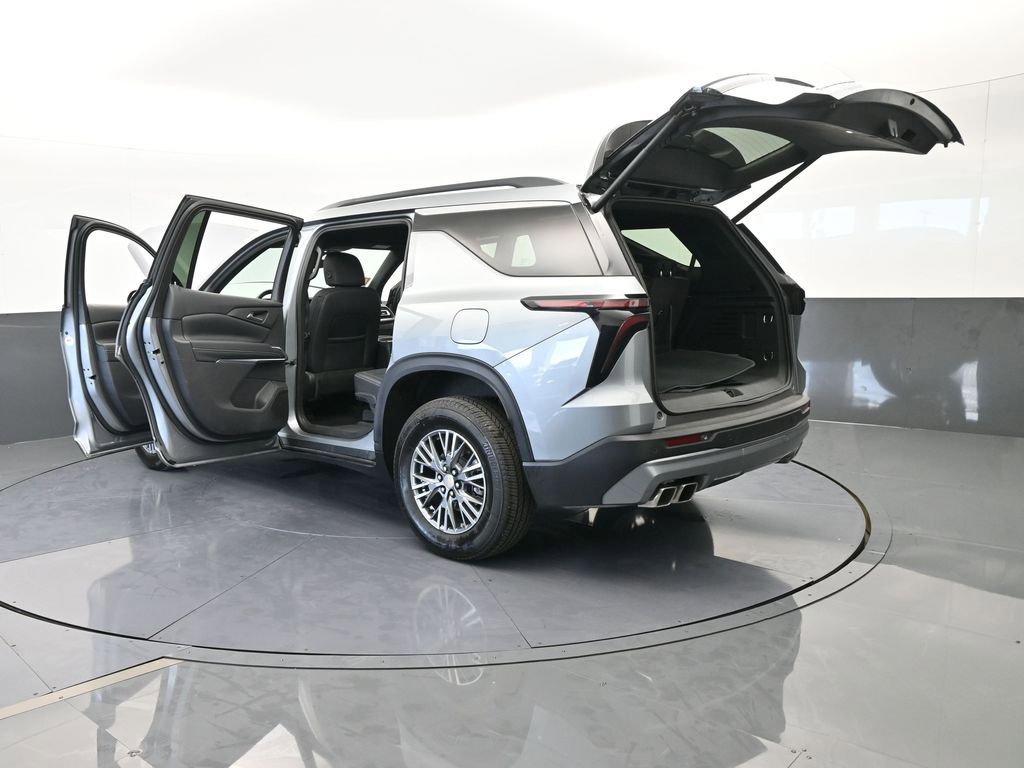Used 2025 Chevrolet Traverse LT image 77