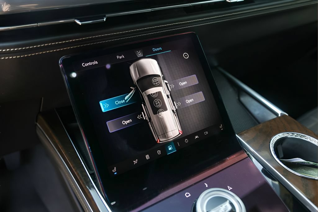 Certified 2025 Cadillac Escalade ESV Sport Platinum AWD/4WD image 18