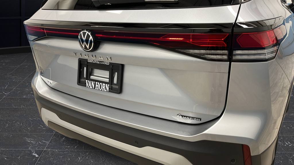 Used 2025 Volkswagen Tiguan SE w/ Panoramic Sunroof Package AWD/4WD image 35