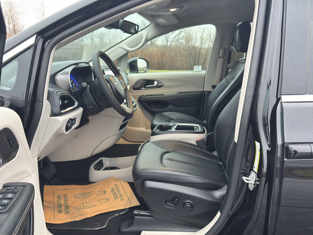 Used 2024 Chrysler Pacifica Touring-L image 13