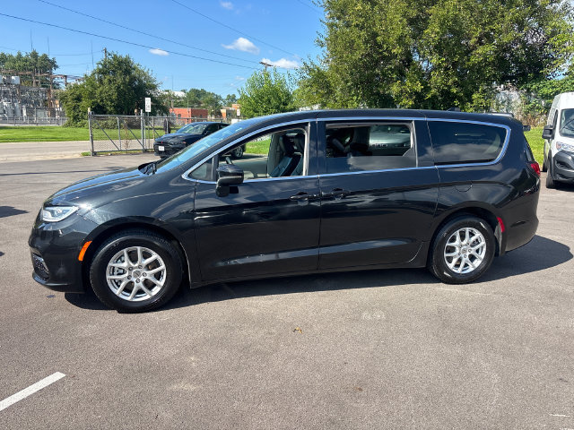 Used 2023 Chrysler Pacifica Touring-L FWD image 3