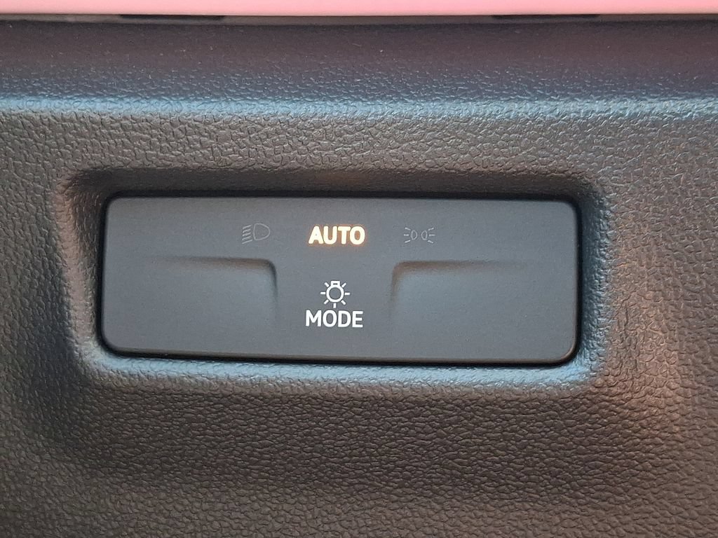 Used 2026 Volkswagen Tiguan SE AWD/4WD image 21