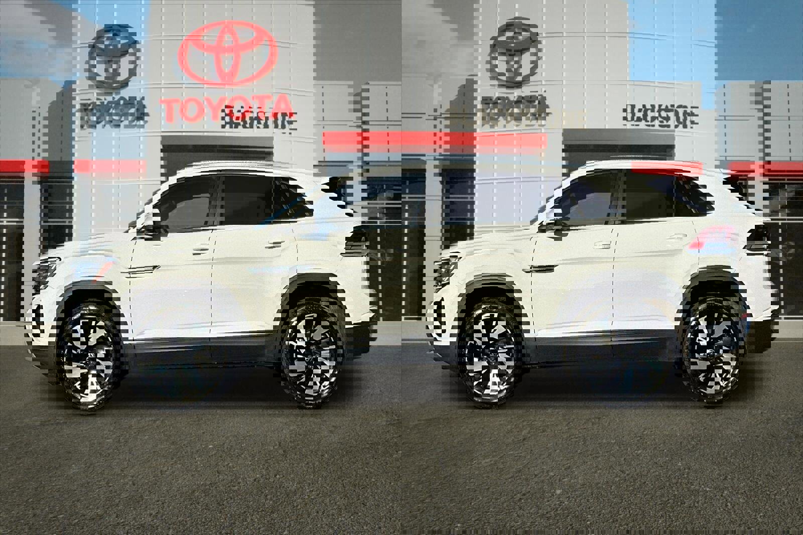 Used 2025 Volkswagen Atlas Cross Sport SE image 6