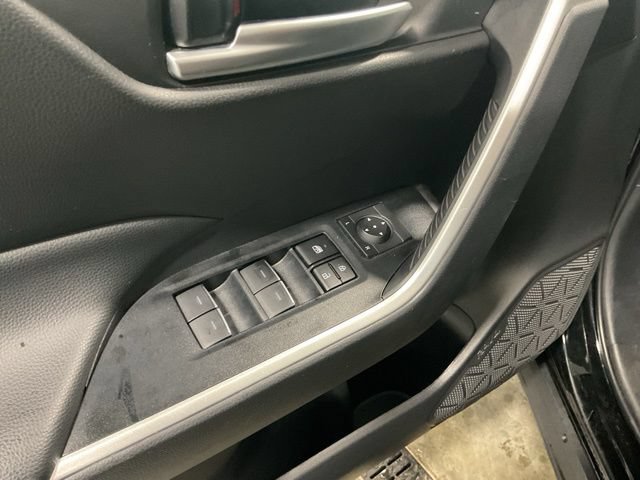 Used 2025 Toyota RAV4 XLE AWD/4WD image 25