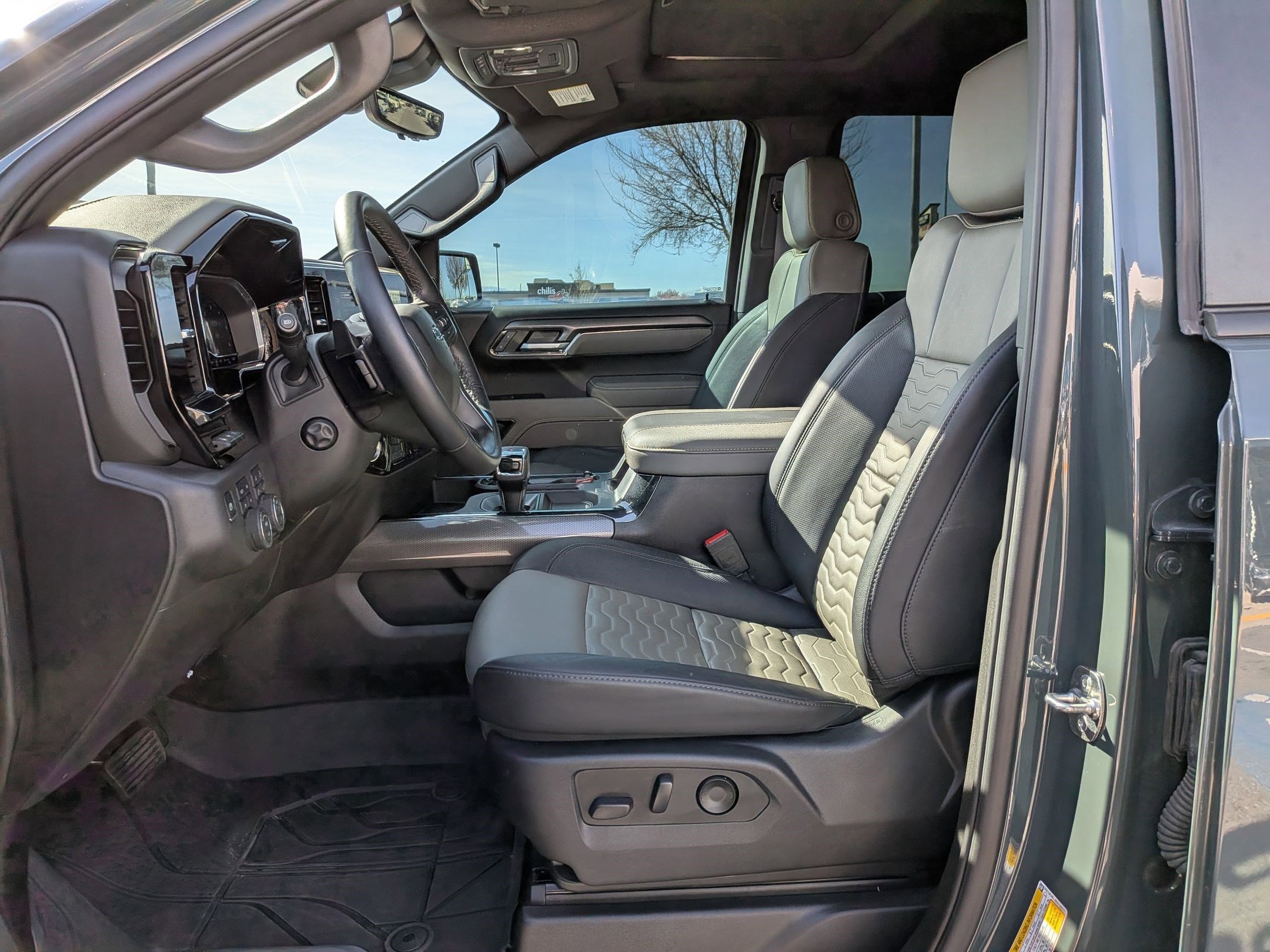 Used 2025 Chevrolet Silverado 1500 ZR2 w/ Technology Package image 29