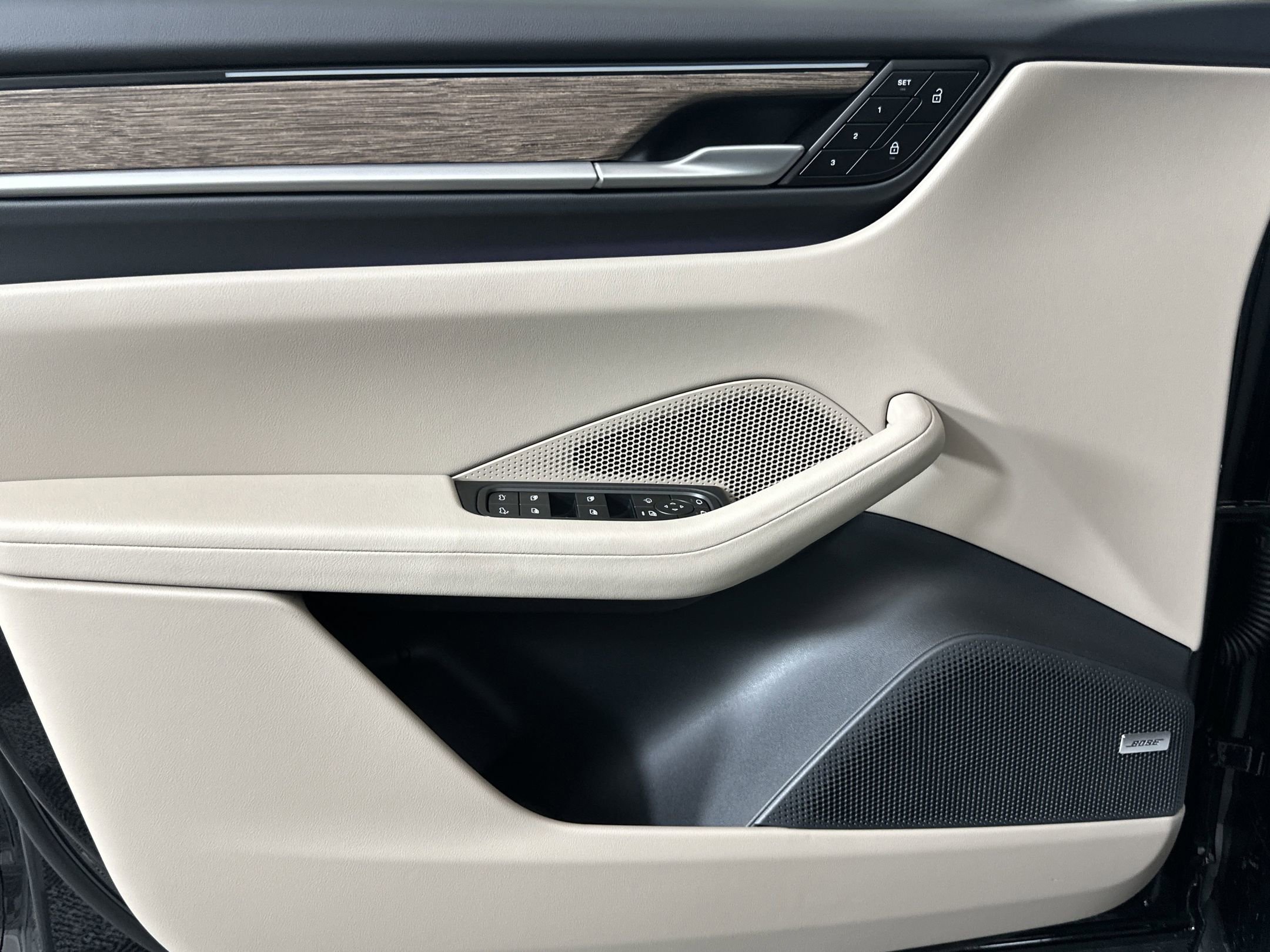 Certified 2025 Porsche Macan 4 Electric image 15