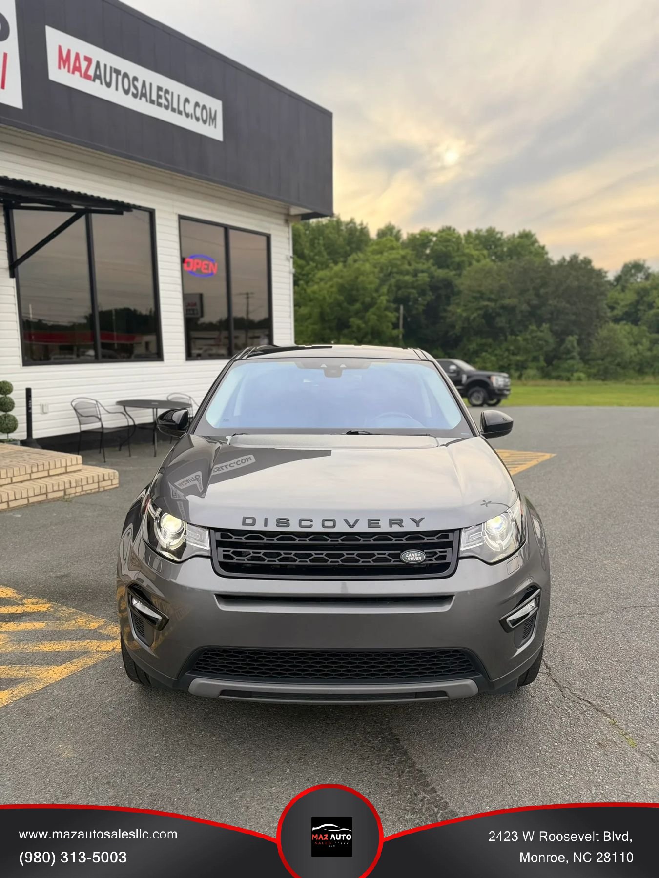 Used 2018 Land Rover Discovery Sport SE AWD/4WD image 2