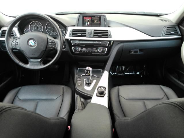 Used 2018 BMW 320i Sedan RWD image 3