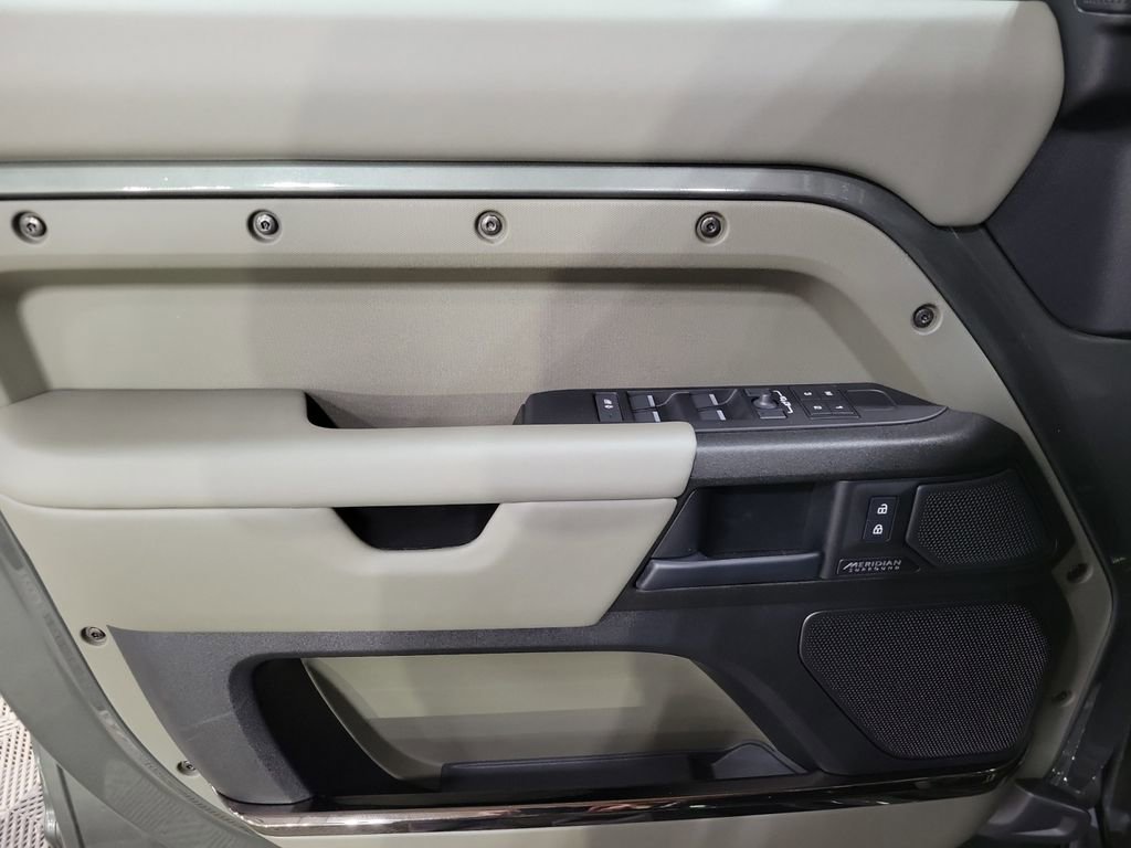 Used 2025 Land Rover Defender 110 image 14