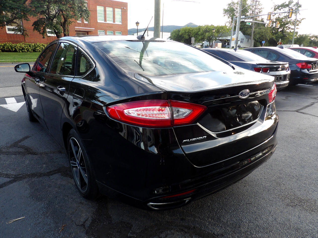 Used 2016 Ford Fusion SE w/ Equipment Group 202A image 3