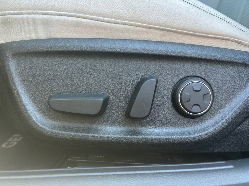 Used 2025 Genesis G70 2.5T AWD/4WD image 17