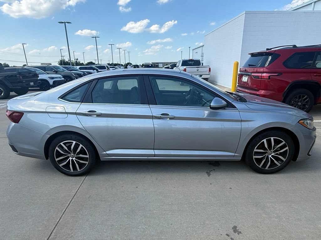 Used 2025 Volkswagen Jetta SE FWD image 8