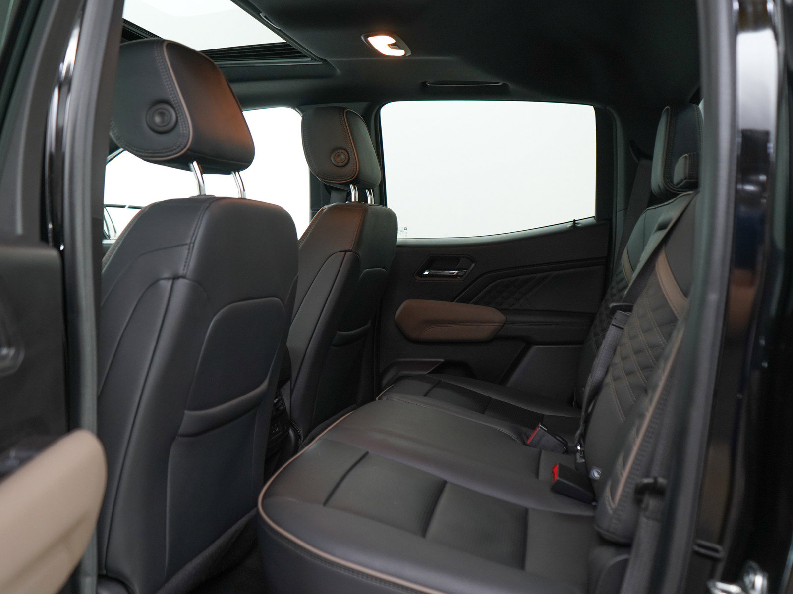 Used 2024 GMC Canyon Denali AWD/4WD image 17