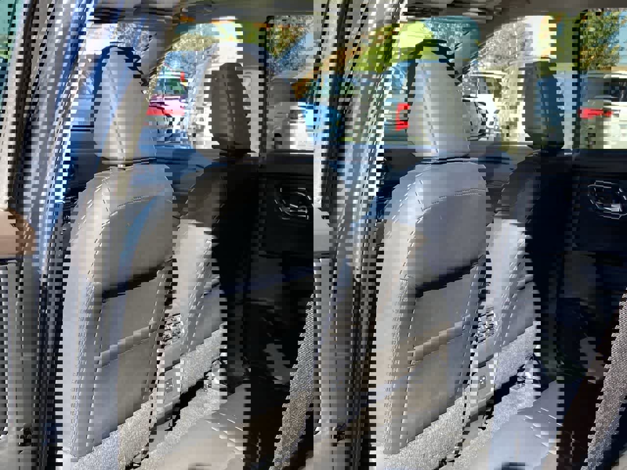 Used 2021 Nissan Rogue SV w/ Premium Package image 16