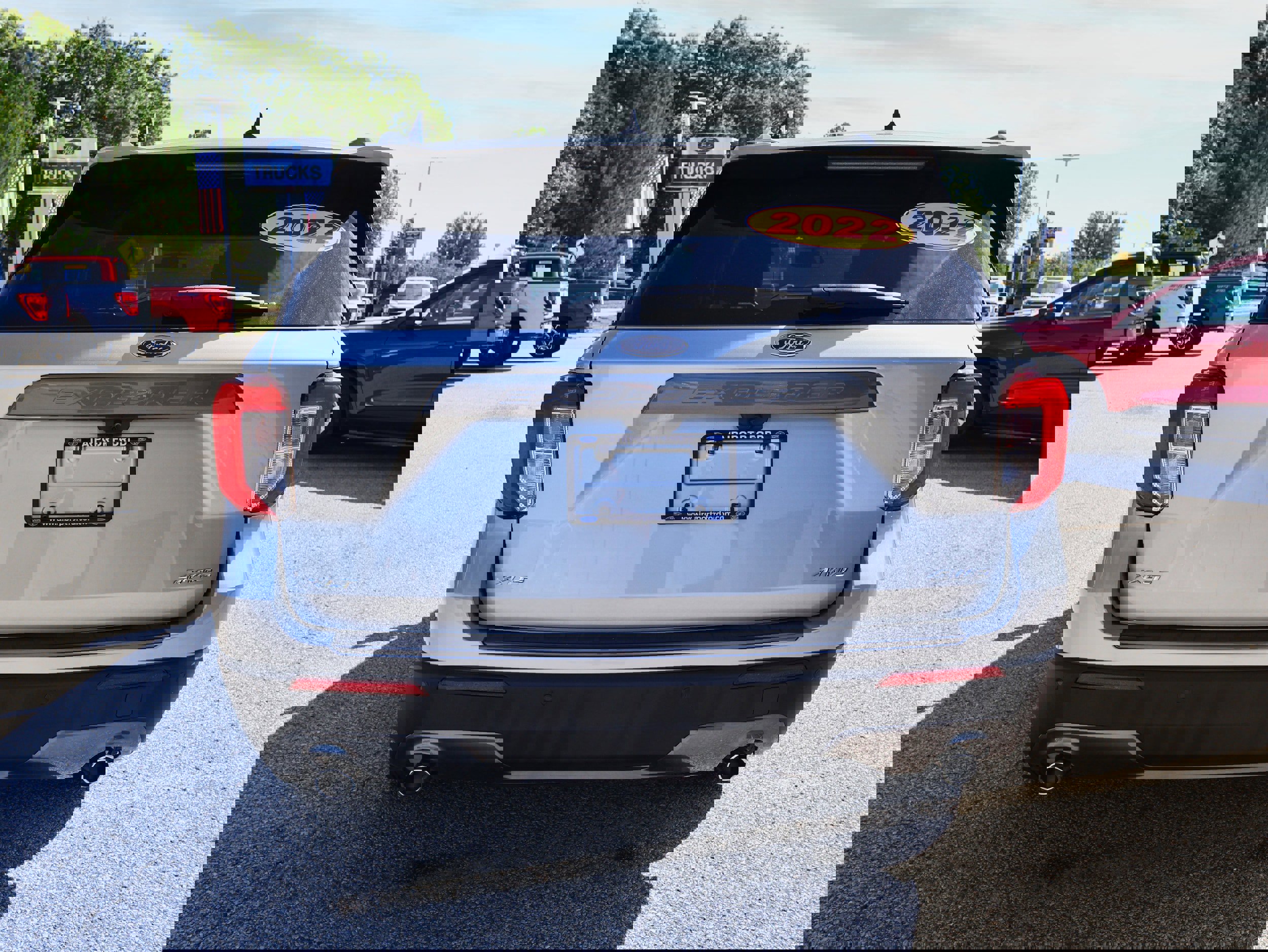 Used 2022 Ford Explorer XLT w/ Equipment Group 202A image 4