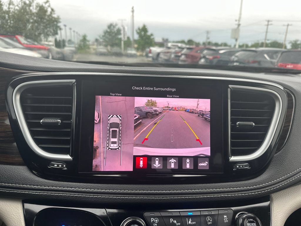 Used 2022 Chrysler Pacifica Limited AWD/4WD image 21