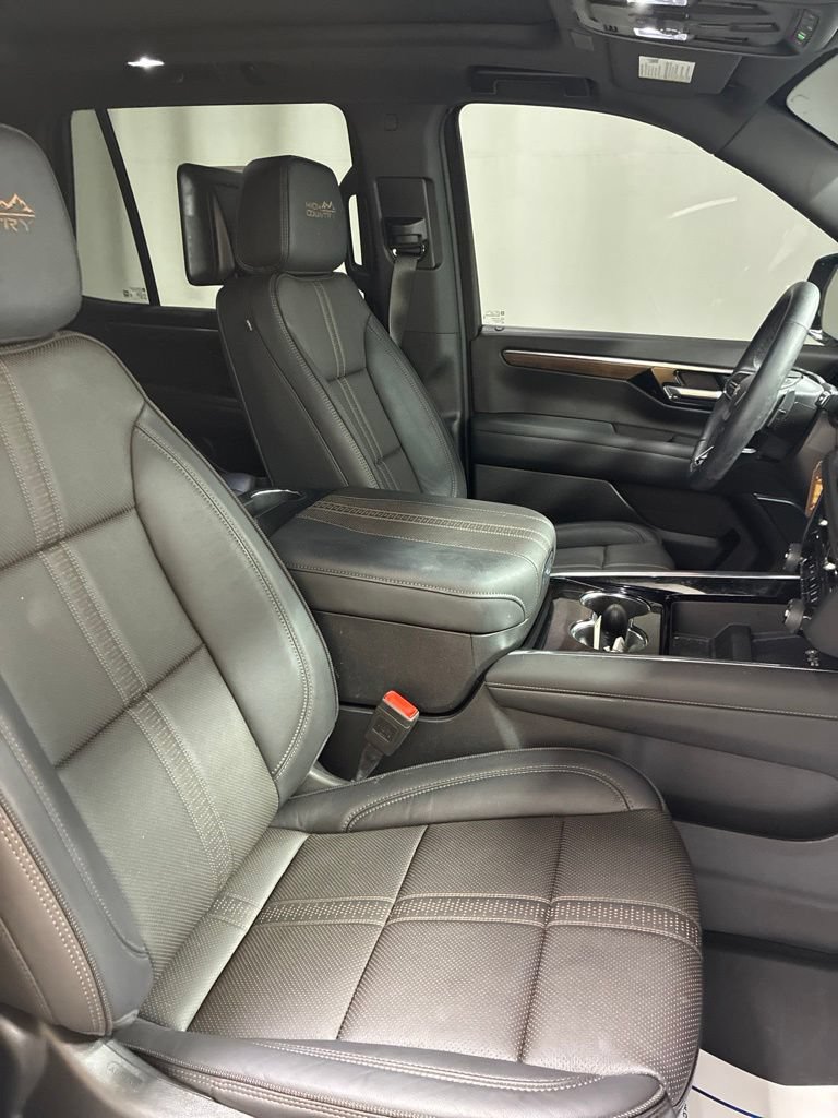 Used 2025 Chevrolet Tahoe High Country AWD/4WD image 32