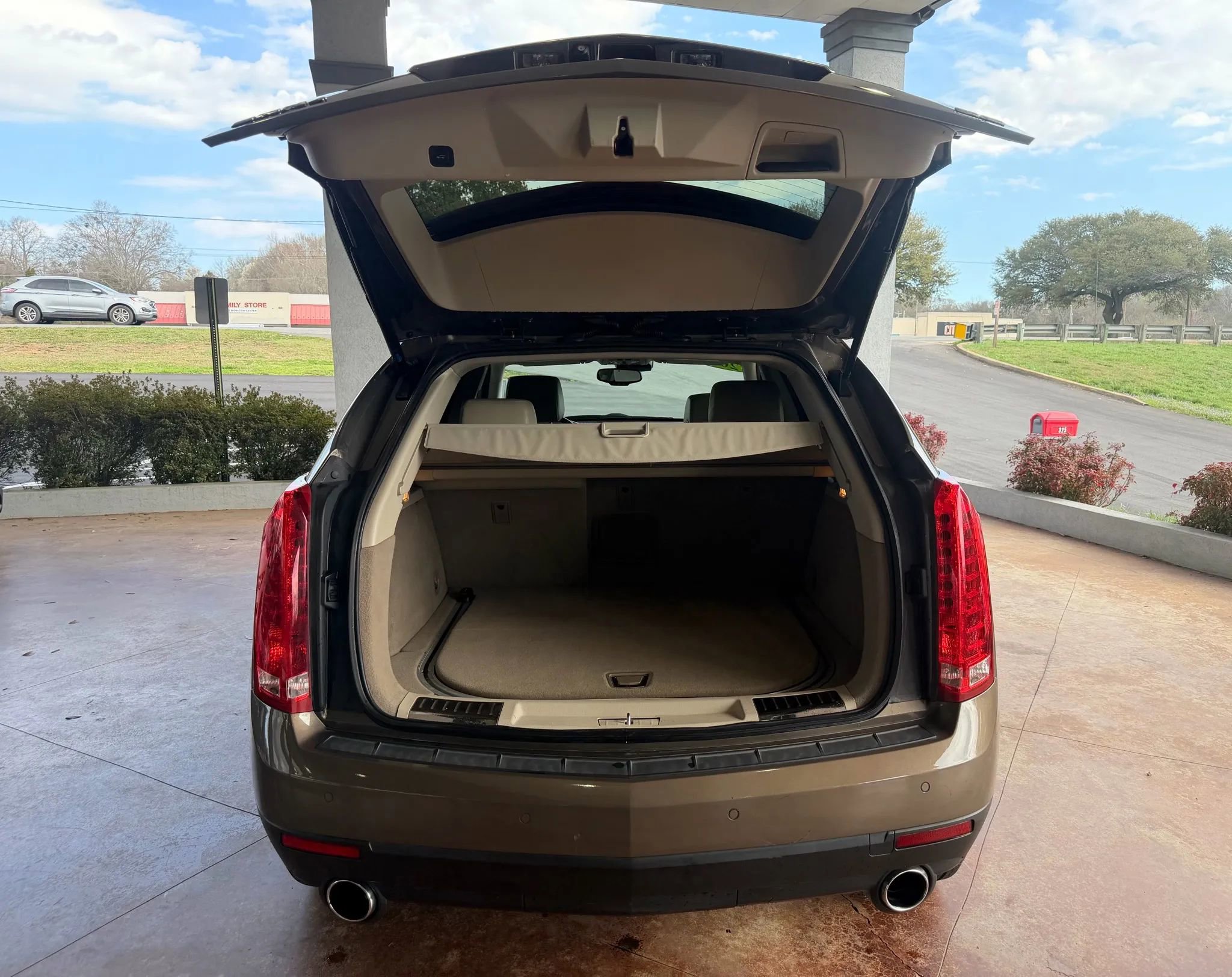 Used 2014 Cadillac SRX Luxury w/ Driver Awareness Package AWD/4WD image 23
