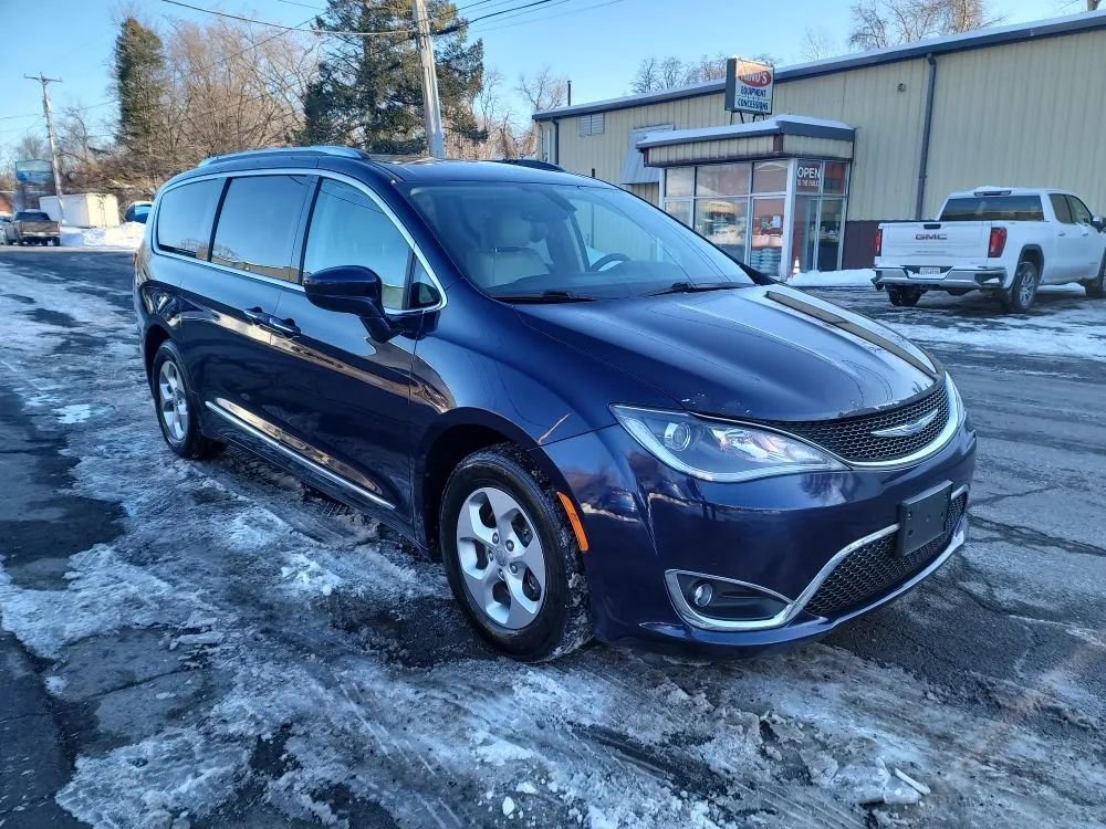 Used 2017 Chrysler Pacifica Touring-L Plus image 3