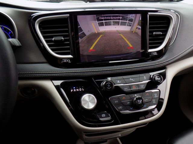 Used 2023 Chrysler Pacifica Touring-L FWD image 19