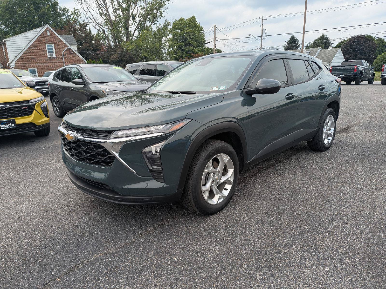 Used 2025 Chevrolet Trax LS w/ LS Convenience Package FWD image 3