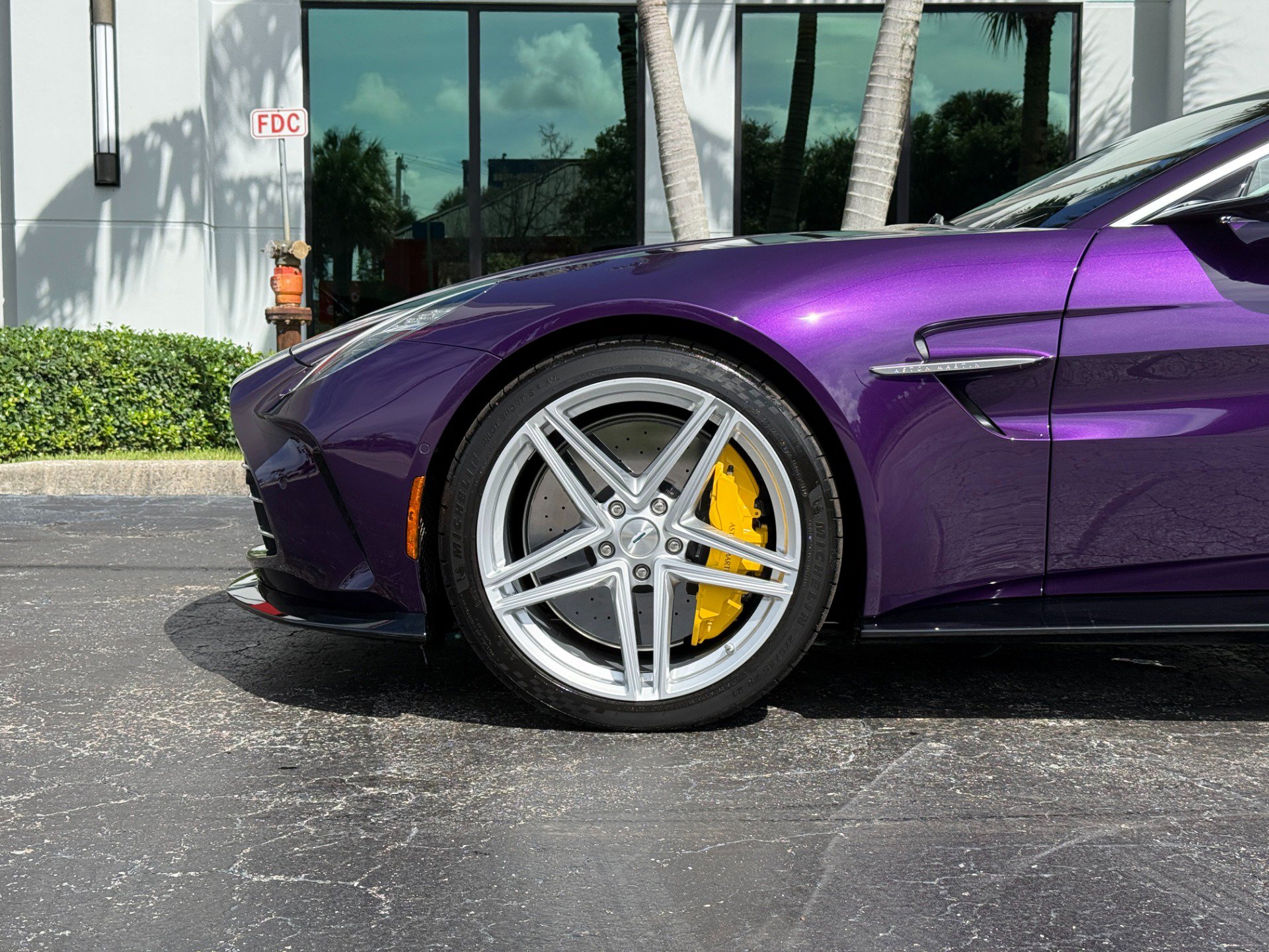 Used 2025 Aston Martin V8 Vantage Coupe RWD image 16