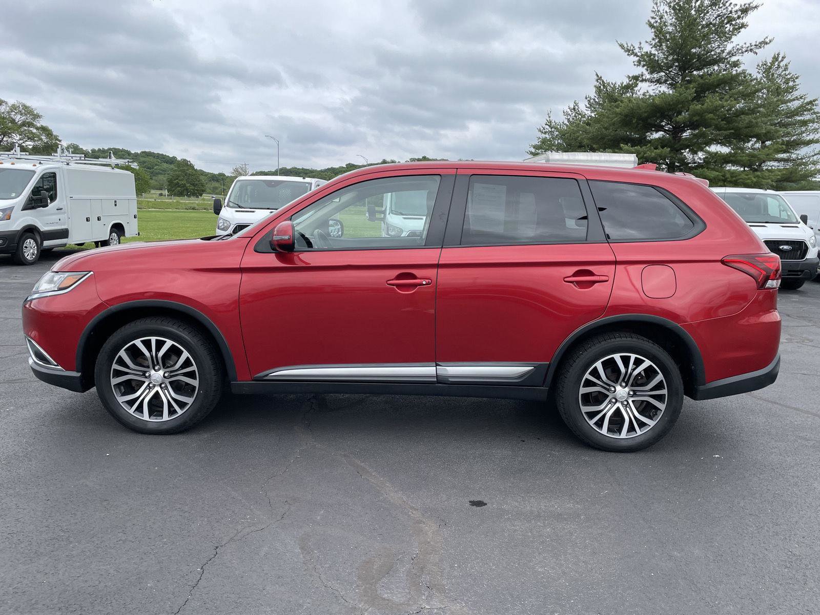 Used 2018 Mitsubishi Outlander SE AWD/4WD image 2