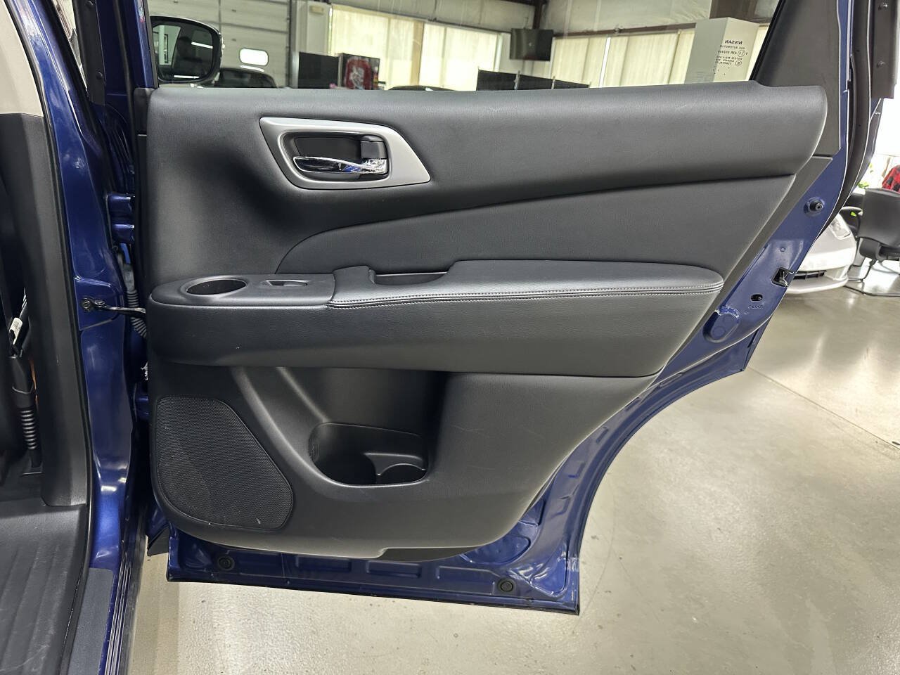 Used 2020 Nissan Pathfinder SL AWD/4WD image 16