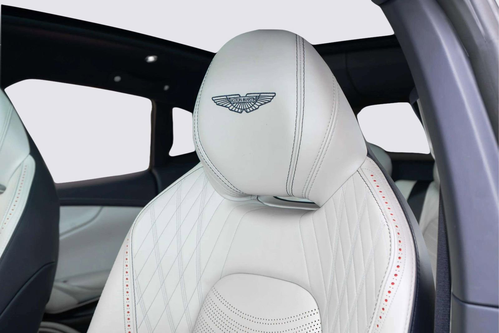 Used 2023 Aston Martin DBX AWD/4WD image 17