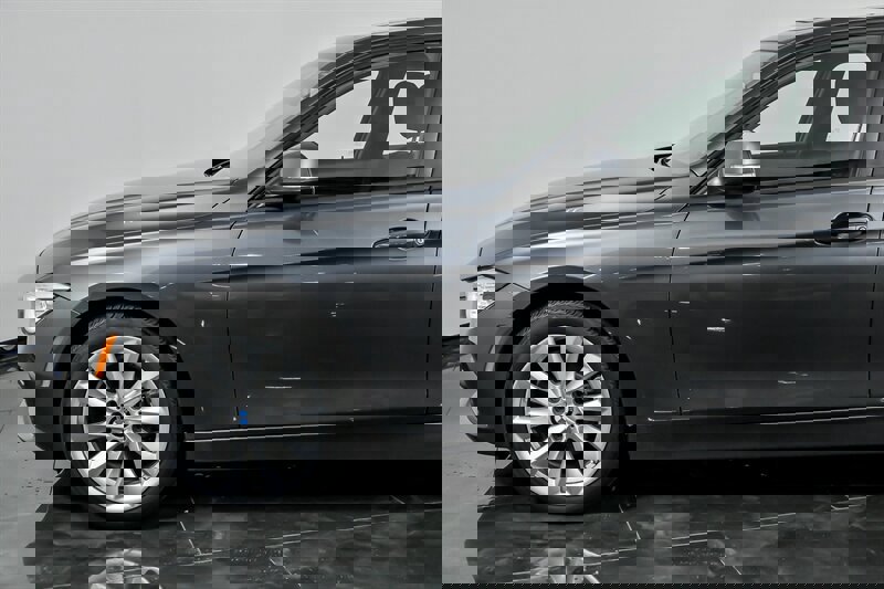 Used 2018 BMW 320i xDrive Sedan image 6