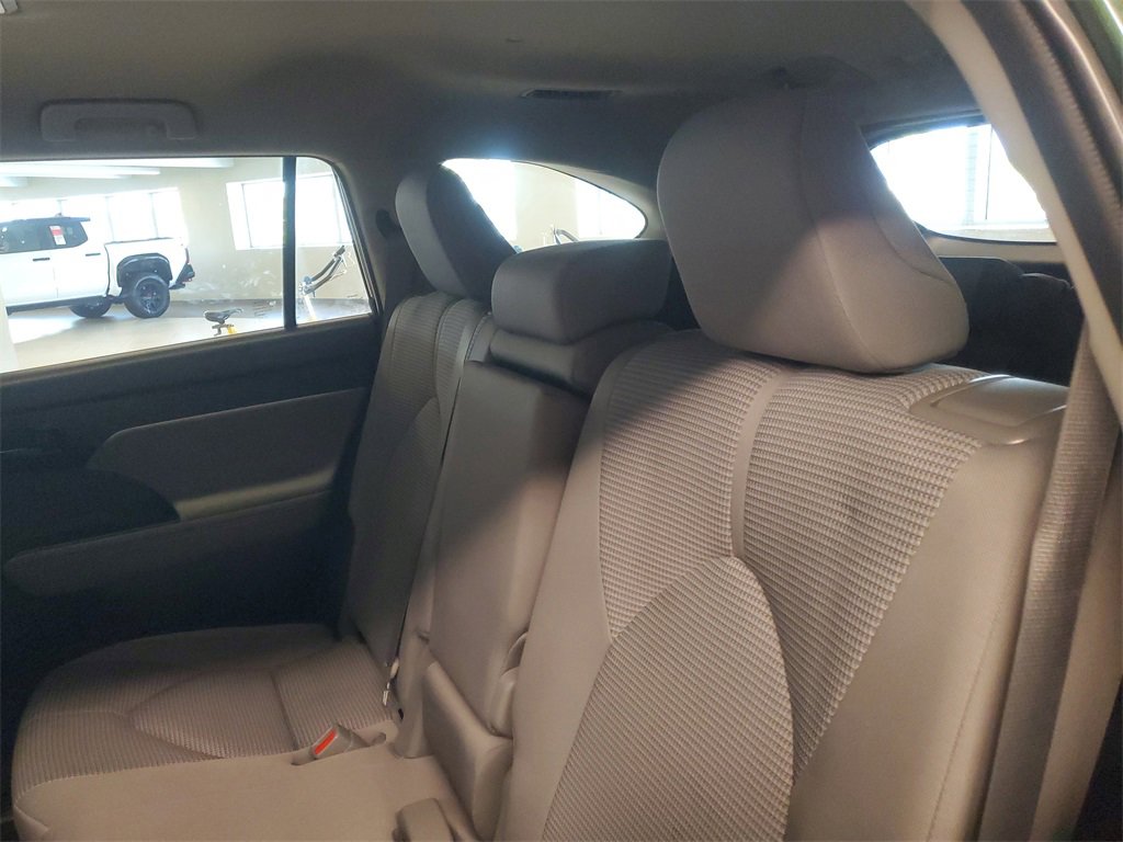 Used 2023 Toyota Highlander LE image 13