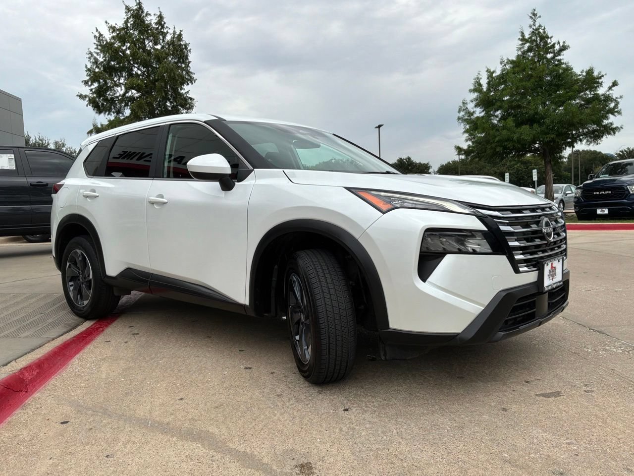 Used 2025 Nissan Rogue SV FWD image 4