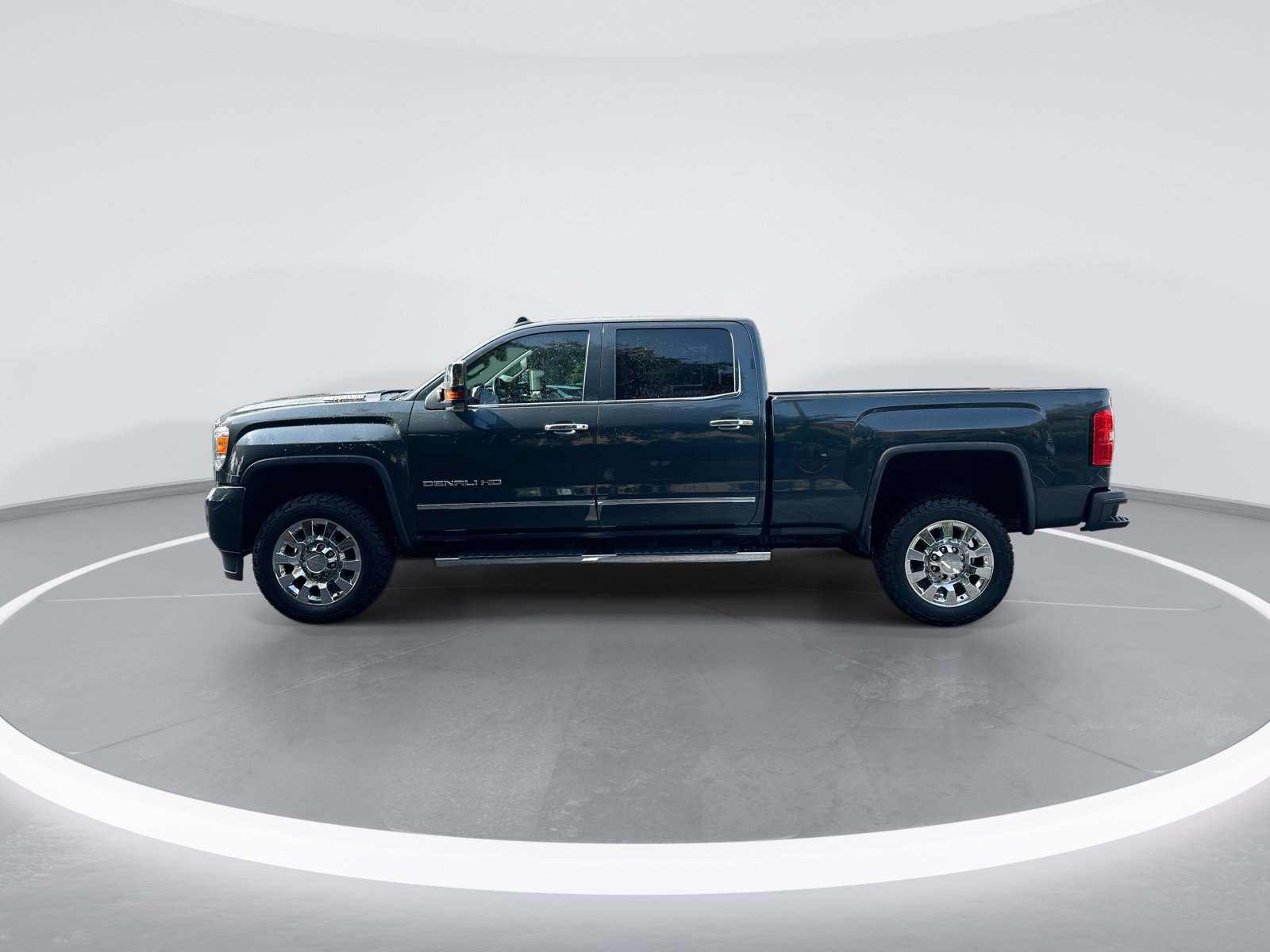 Used 2019 GMC Sierra 2500 Denali w/ Duramax Plus Package AWD/4WD image 6